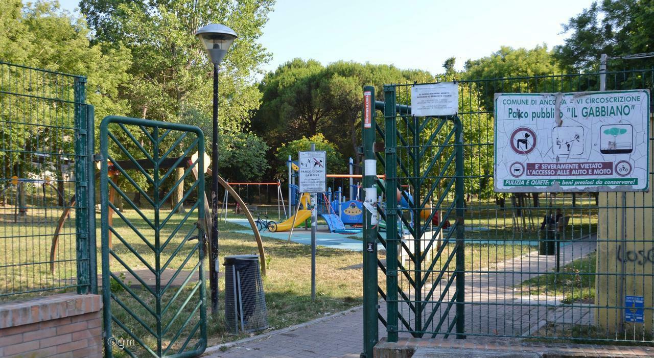 A 13 anni umiliato e filmato dal branco: «Adesso inginocchiati e chiedi scusa» A 13 anni umiliato e filmato dal branco: «Adesso inginocchiati e chiedi scusa»