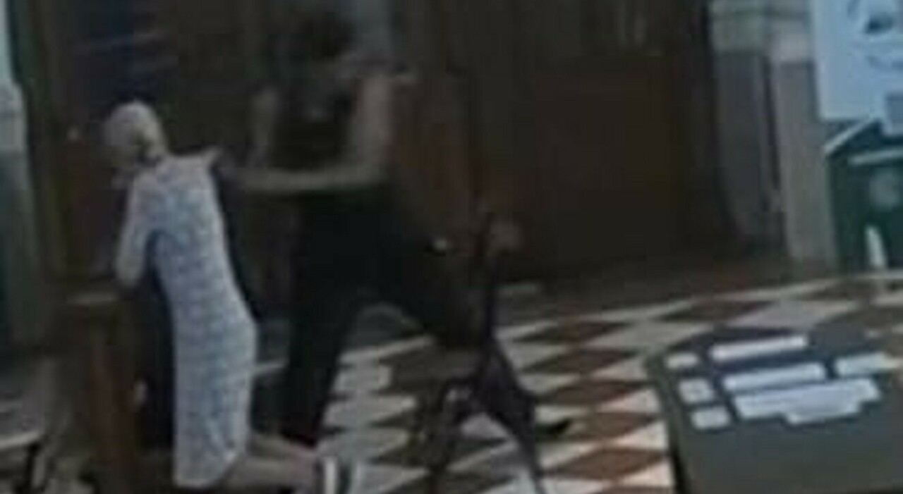 strappa la collana da 4mila euro a una donna in chiesa scippatore seriale in carcere dopo altre due rapine in centro storico