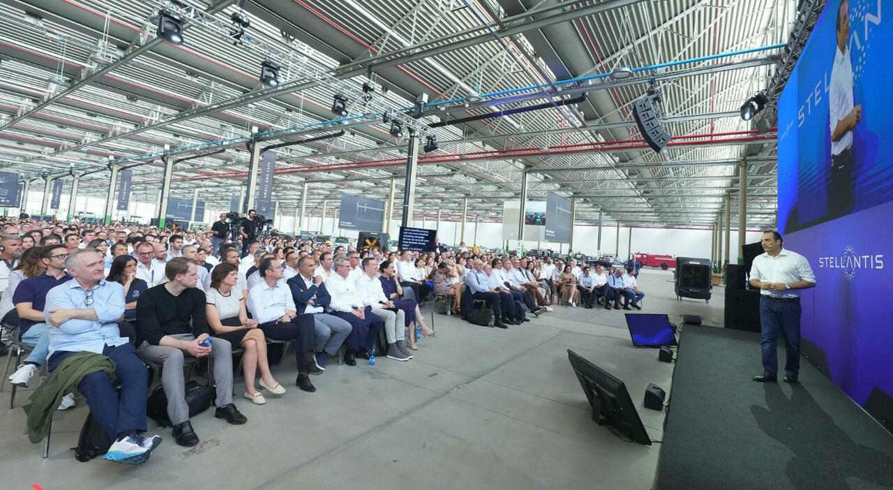 https://statics.cedscdn.it/photos/MED_HIGH/2025/06/26/8921281_26114656_pizza_sfogliatelle_operai_dipendenti_stellantis_antonio_filosa_torino_oggi_26_6_2025.jpg