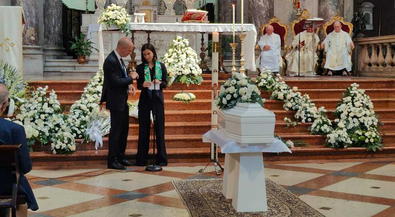 https://statics.cedscdn.it/photos/MED_HIGH/2025/06/26/8921328_26123114_andrea_silva_morto_3_anni_tumore_funerale_padova.jpg