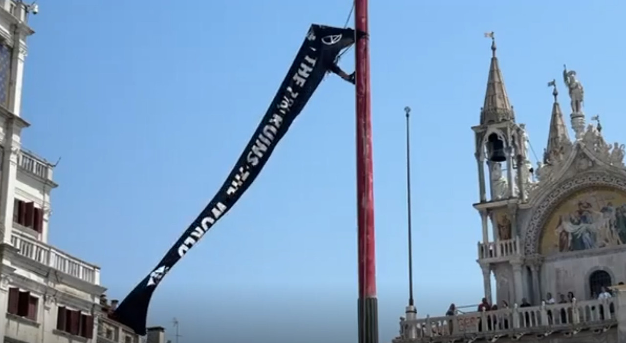 https://statics.cedscdn.it/photos/MED_HIGH/2025/06/26/8921414_26134447_bezos_protesta_extinction_rebellion.jpg