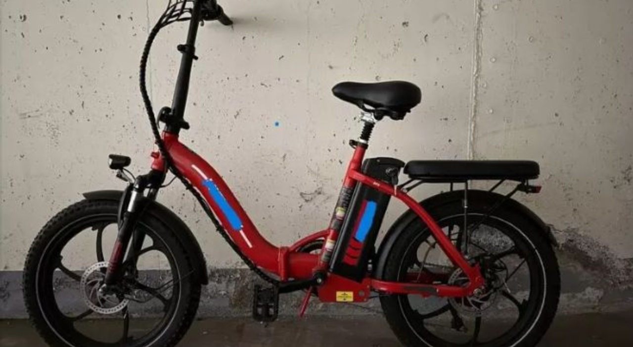 https://statics.cedscdn.it/photos/MED_HIGH/2025/06/26/8921562_26152759_sfreccia_bici_truccata_multa_6mila_euro_forte_dei_marmi_oggi_26_6_2025.jpg