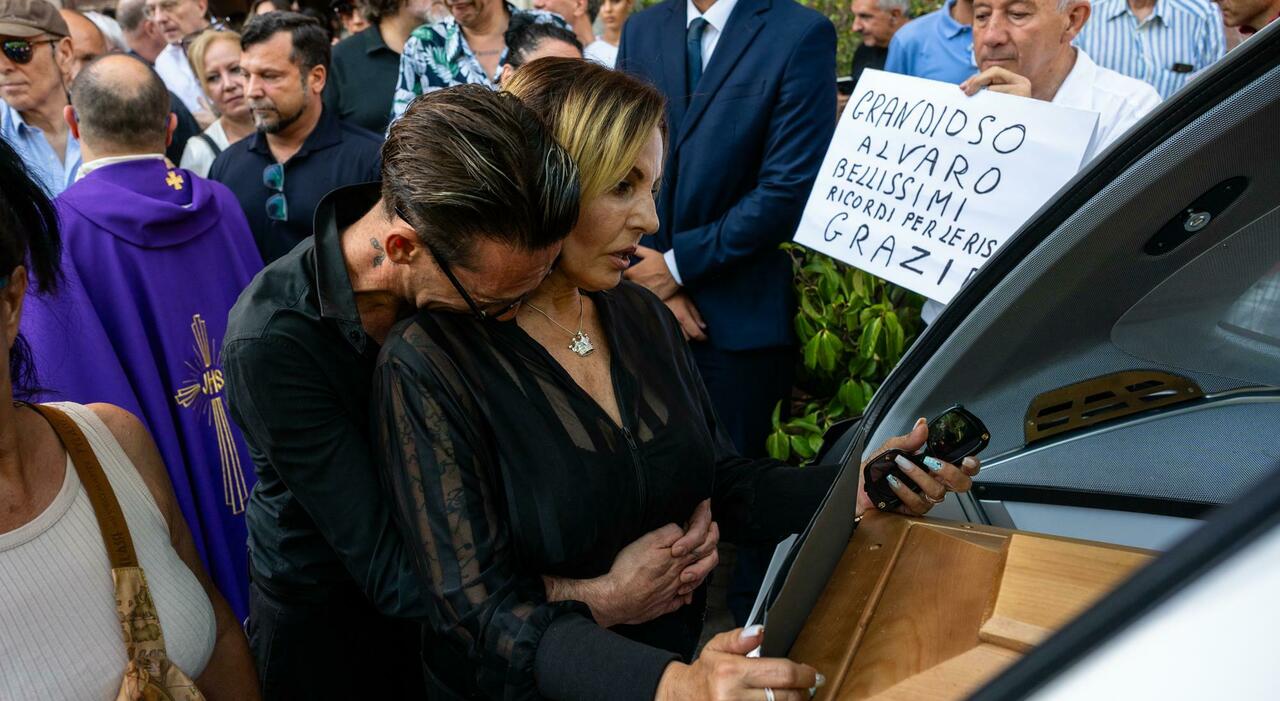 https://statics.cedscdn.it/photos/MED_HIGH/2025/06/26/8921676_26175602_stefania_corona_funerale_alvaro_vitali_lacrime_26_6_2025.jpg