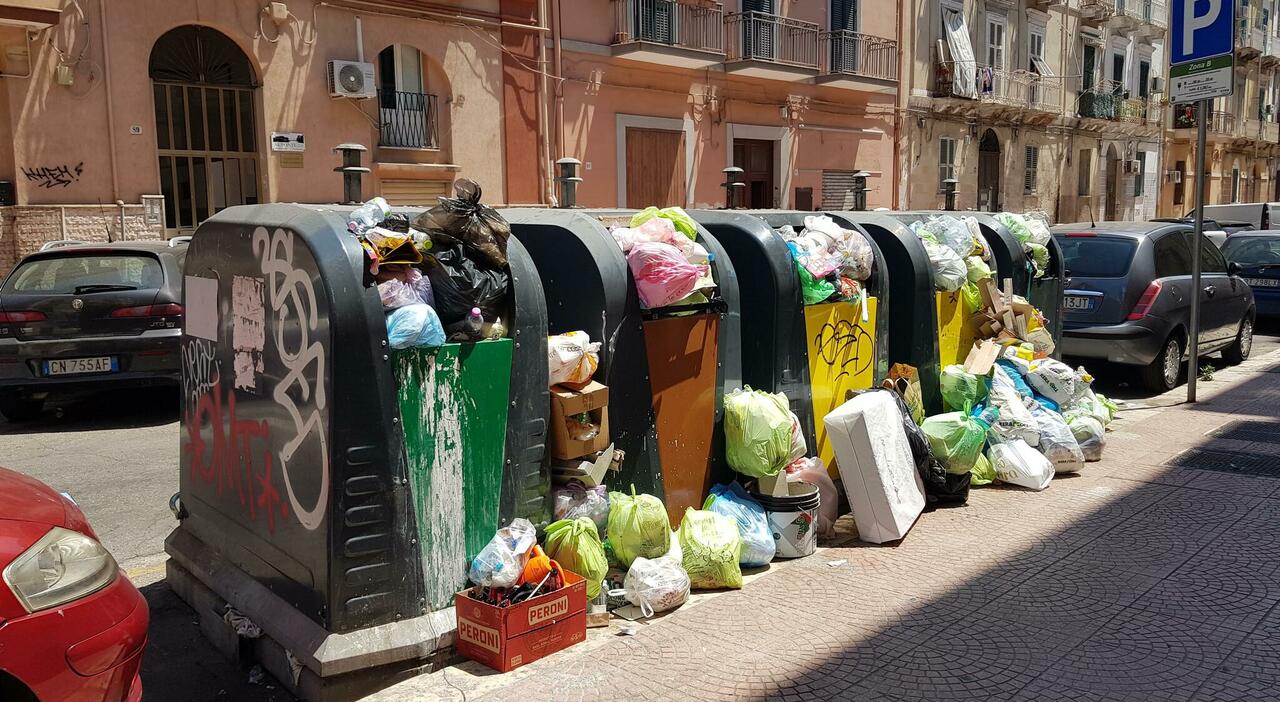 Allarme rifiuti: cassonetti stracolmi e puzza. Città ostaggio della spazzatura Allarme rifiuti: cassonetti stracolmi e puzza. Città ostaggio della spazzatura