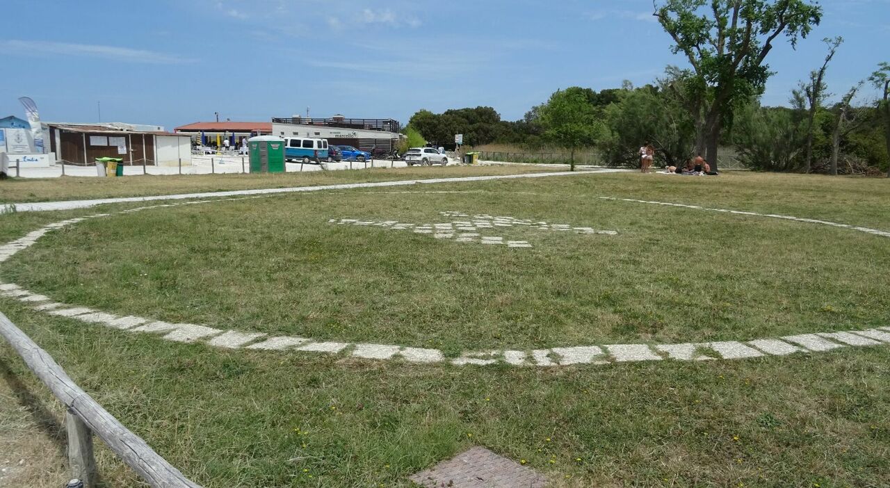 Il branco mette paura anche alla baia di Portonovo. Accerchiato un 16enne: «Inginocchiati» Il branco mette paura anche alla baia di Portonovo. Accerchiato un 16enne: «Inginocchiati»
