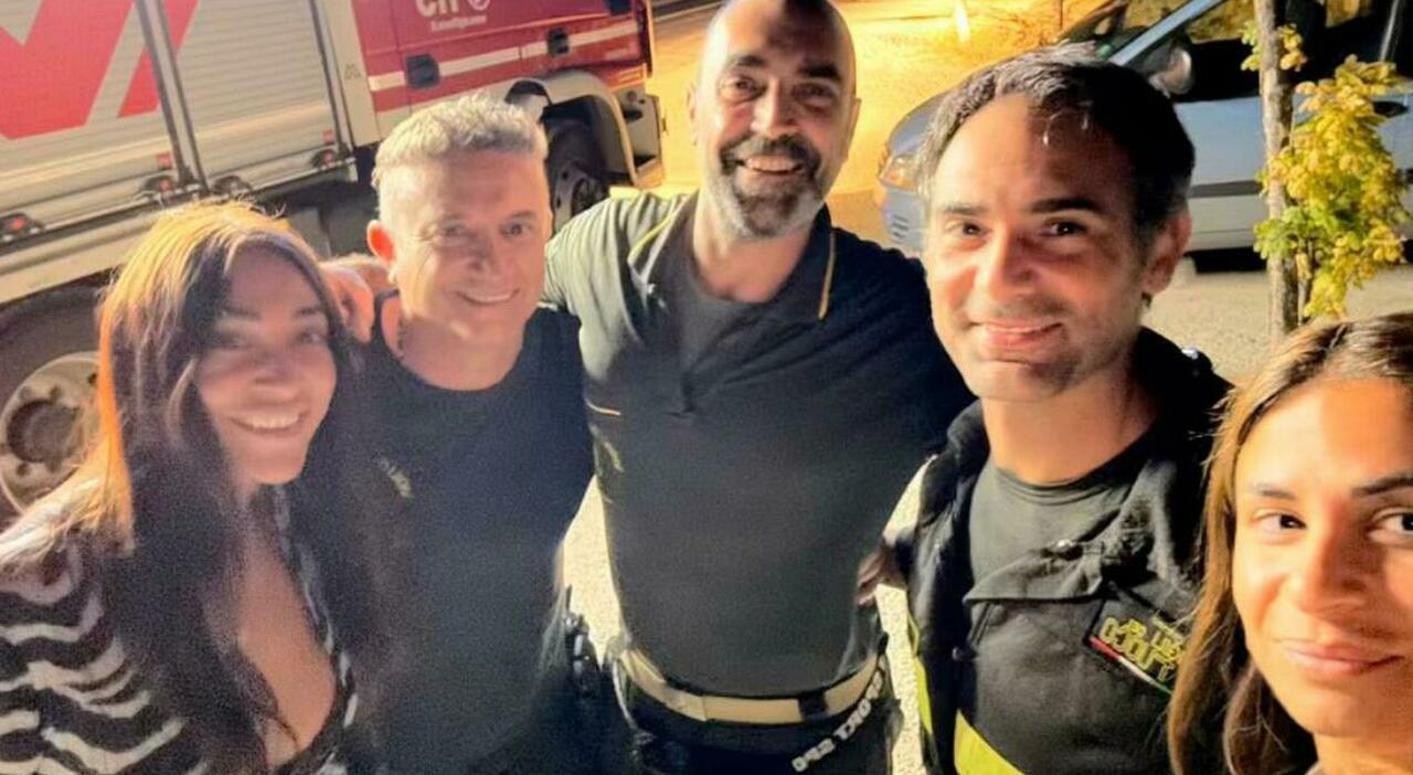sonia lorenzini arriva a sirolo e il suo van alberto si ferma la super influencer aiutata dai vigili del fuoco con selfie finale