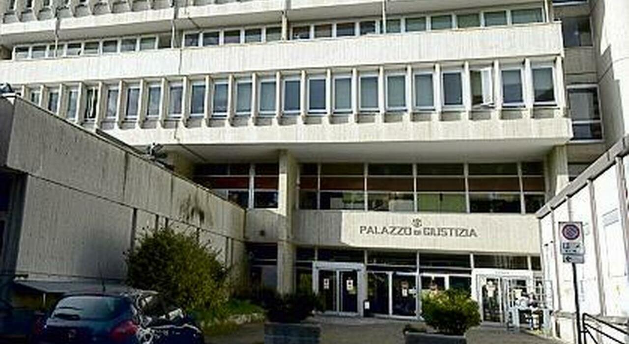 Minaccia di far saltare in aria la casa e maltratta la mamma, poi patteggia Minaccia di far saltare in aria la casa e maltratta la mamma, poi patteggia