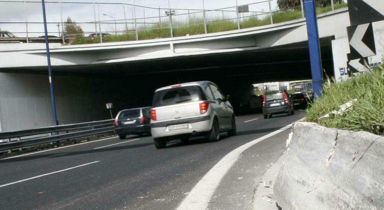 Napoli, tragico incidente in tangenziale: moto contro auto, morti due centauri Napoli, tragico incidente in tangenziale: moto contro auto, morti due centauri