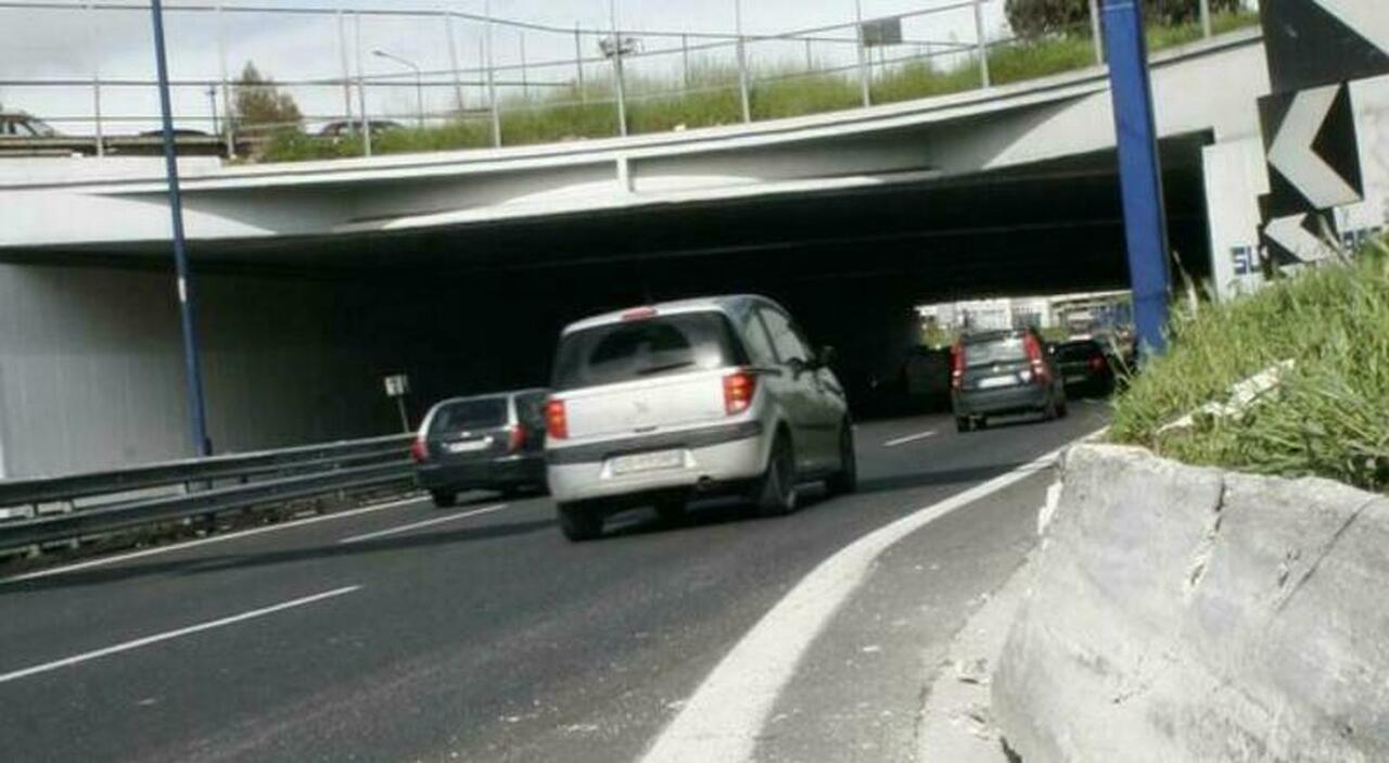https://statics.cedscdn.it/photos/MED_HIGH/2025/06/27/8923700_27153647_incidente_napoli_tangenziale_capodichino_morti_motociclisti_chi_sono_oggi_27_6_2025.jpg