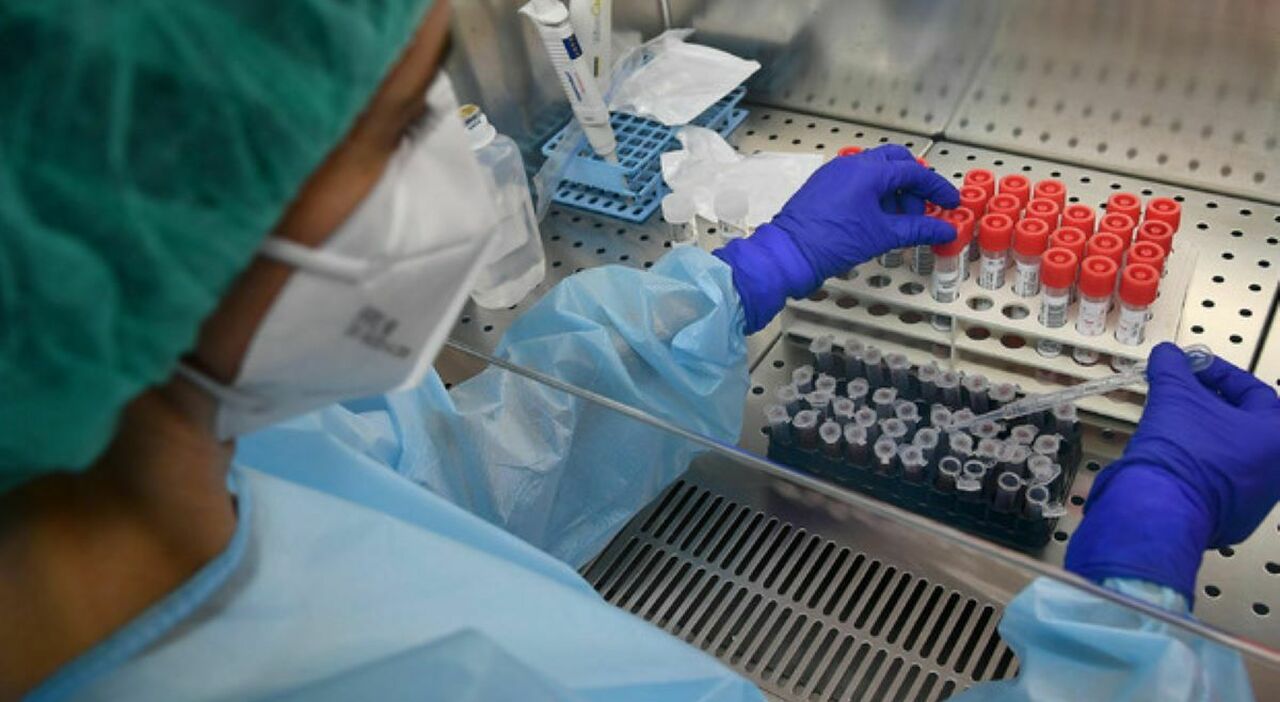 covid le varianti nimbus e stratus preoccupano per l estate bassetti aggiornare i vaccini spunta un sintomo nuovo