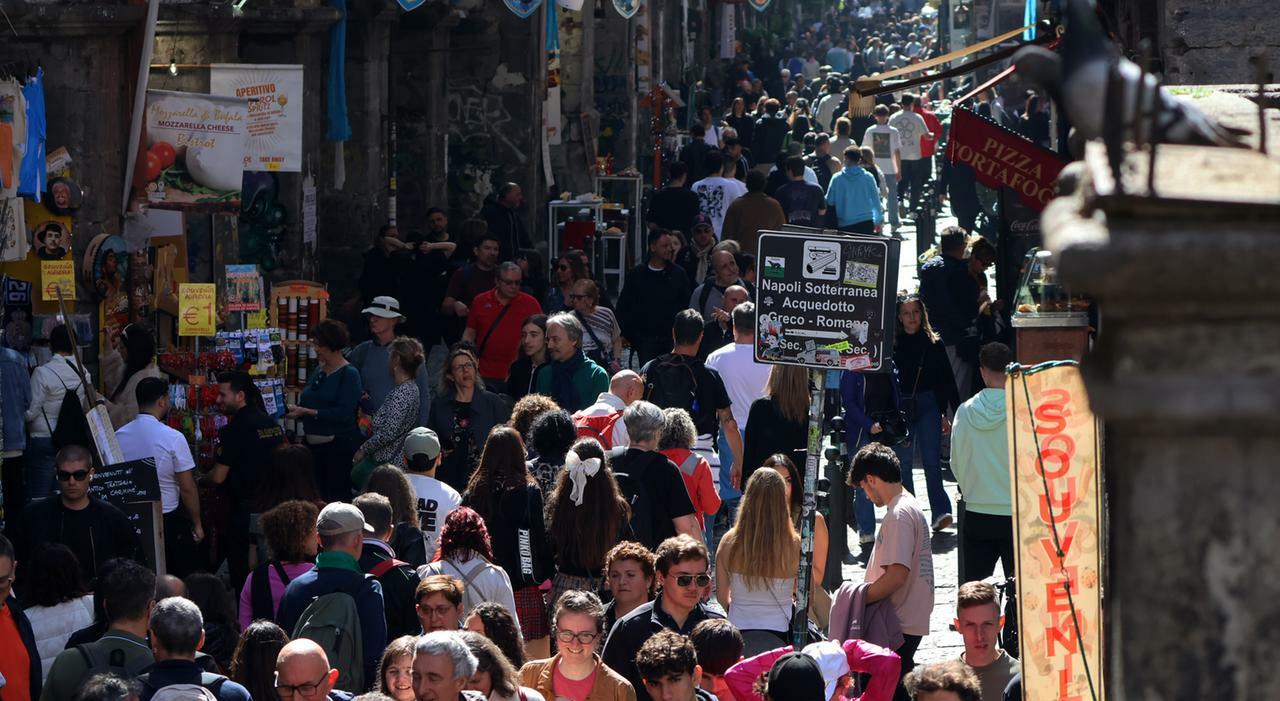 Napoli, linea dura per fermare l?overtourism nel centro storico: «Ora più paletti per i B&B» Napoli, linea dura per fermare l?overtourism nel centro storico: «Ora più paletti per i B&B»