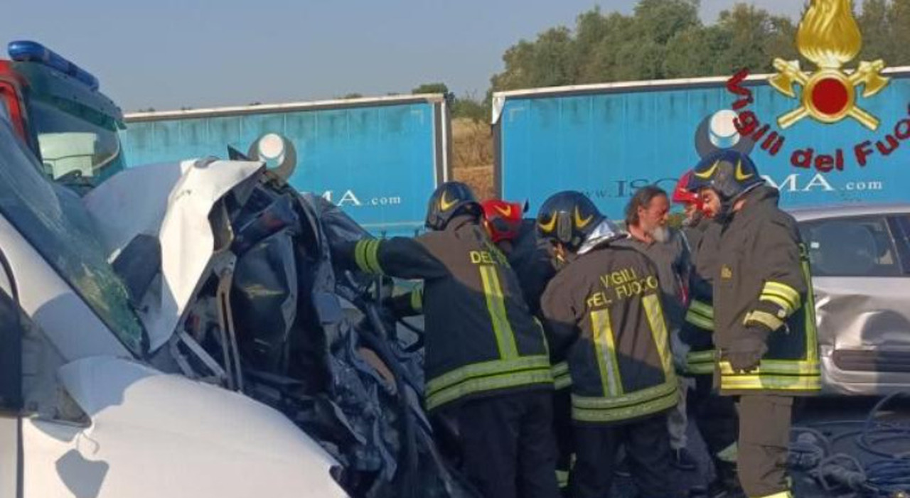 Incidente in autostrada: morti marito e moglie pugliesi, tornavano dalla seduta di laurea della figlia (a Roma). Gravi l Incidente in autostrada: morti marito e moglie pugliesi, tornavano dalla seduta di laurea della figlia (a Roma). Gravi l