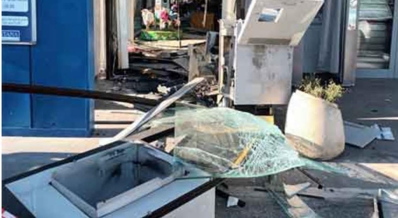 san benedetto auto ariete per sfondare il bancomat al centro commerciale banditi in fuga con il bottino