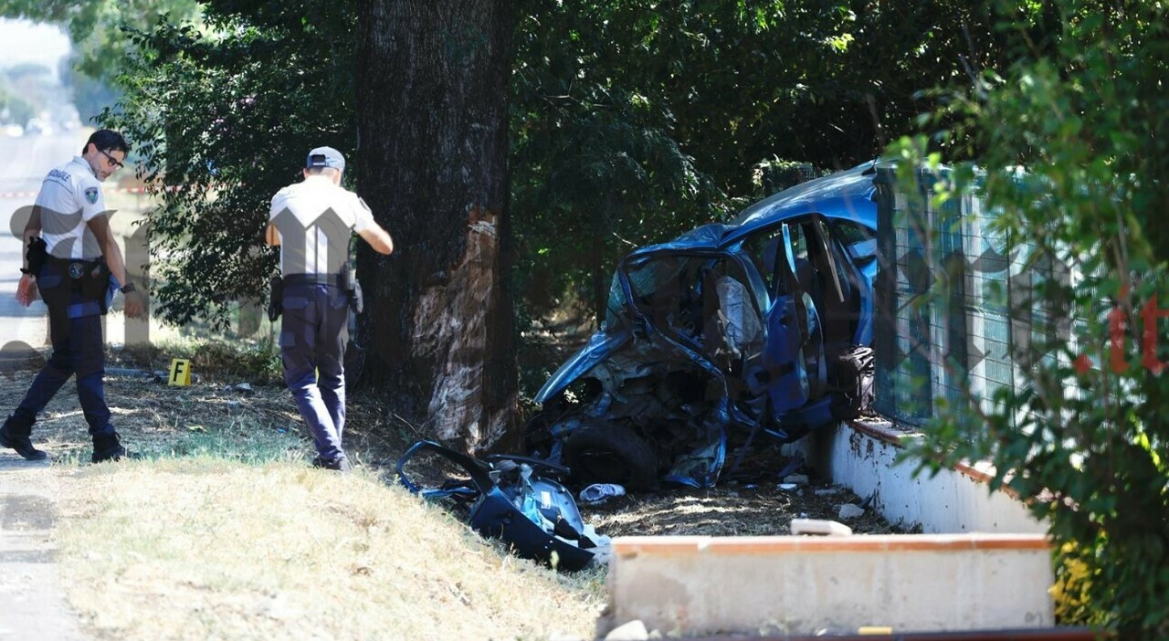 Auto fuori strada si schianta contro un albero, morto un giovane di 19 anni