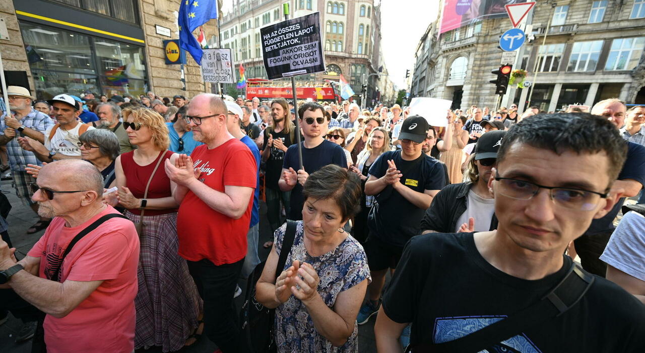 https://statics.cedscdn.it/photos/MED_HIGH/2025/06/28/8925424_28122853_pride_budapest.jpg