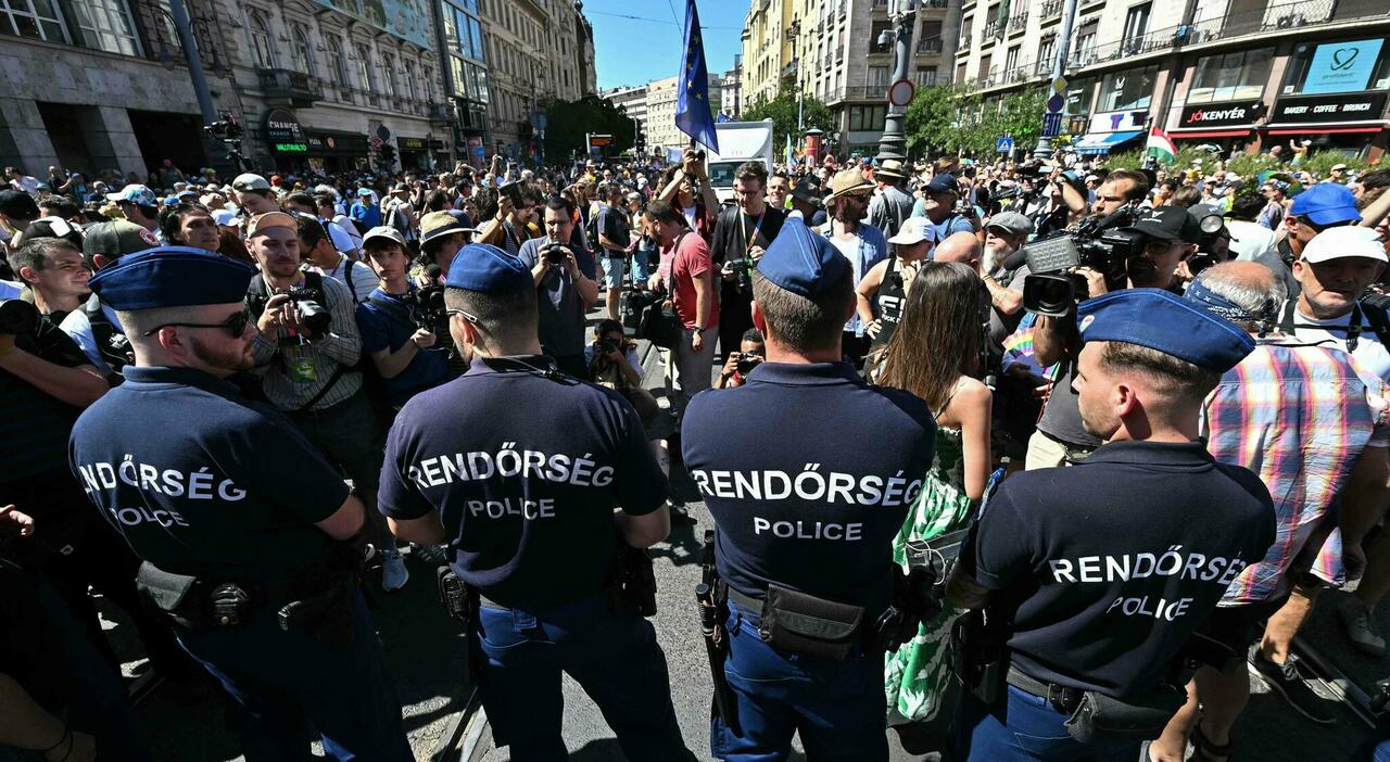 https://statics.cedscdn.it/photos/MED_HIGH/2025/06/28/8925424_28161242_pride_budapest.jpg