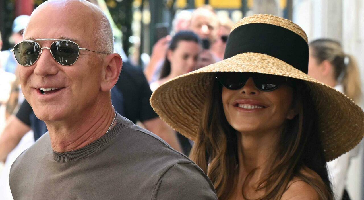 Bezos mano nella mano con Lauren Sanchez in giro per Venezia: la sveglia tardi e l Bezos mano nella mano con Lauren Sanchez in giro per Venezia: la sveglia tardi e l