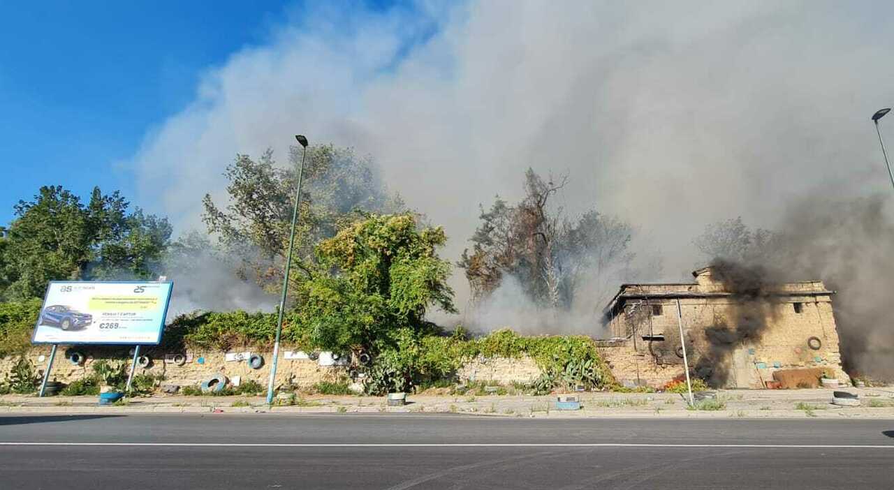 Incendio al Centro Direzionale, fiamme vicino mercato ortofrutticolo: nube di fumo su tutta la zona