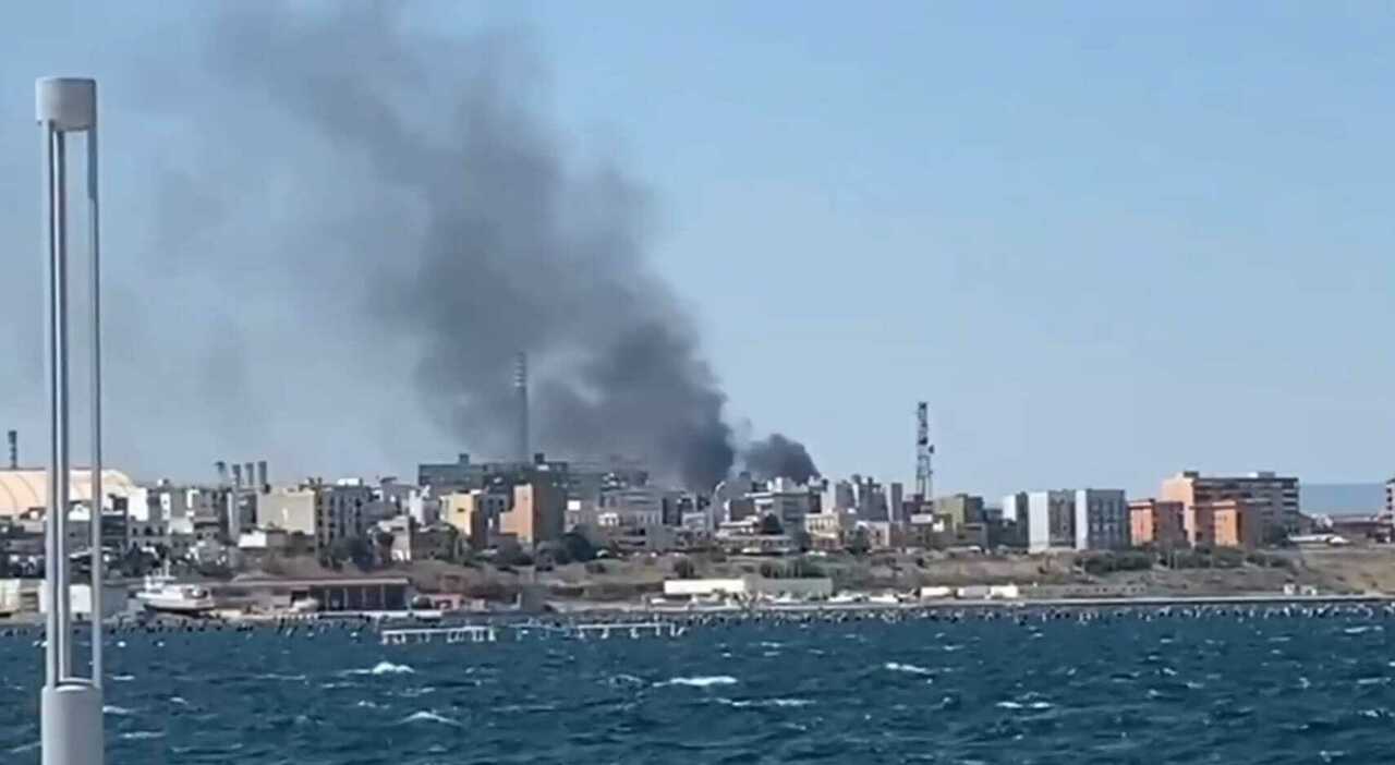 incendio al capannone della lavorazione dei rifiuti allerta del comune finestre e porte chiuse