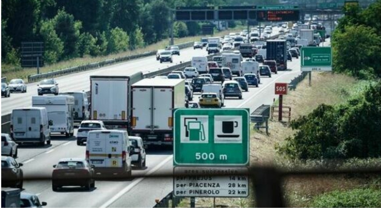 Esodo estivo, milioni di italiani in viaggio: «Traffico da bollino giallo». Dal Sud all Esodo estivo, milioni di italiani in viaggio: «Traffico da bollino giallo». Dal Sud all