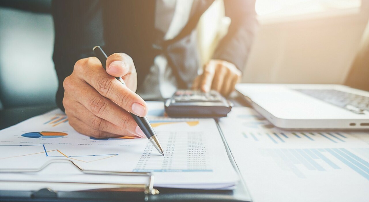 Bollette, arriva lo sconto di 200 euro: primi accrediti da luglio, chi ne ha diritto e come riceverlo. La guida completa Bollette, arriva lo sconto di 200 euro: primi accrediti da luglio, chi ne ha diritto e come riceverlo. La guida completa