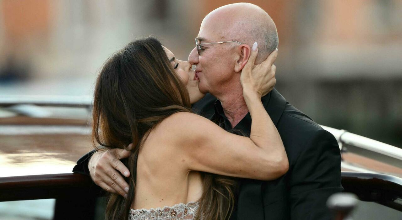 bezos ballo in maschera all arsenale l ultima fase dei festeggiamenti il bacio appassionato prima di dirigersi al party