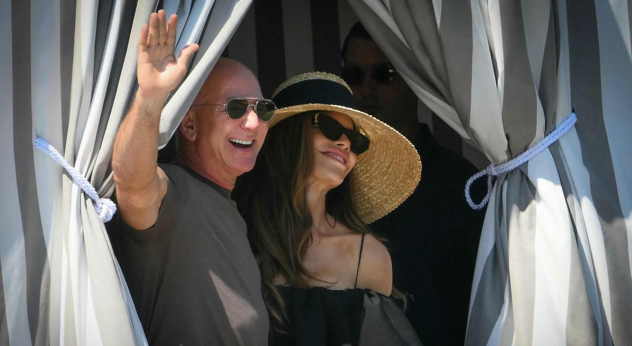 Bezos-Sanchez, cosa c'è nell'accordo prematrimoniale: dalle scappatelle alle auto, nozze vip a prova di notaio