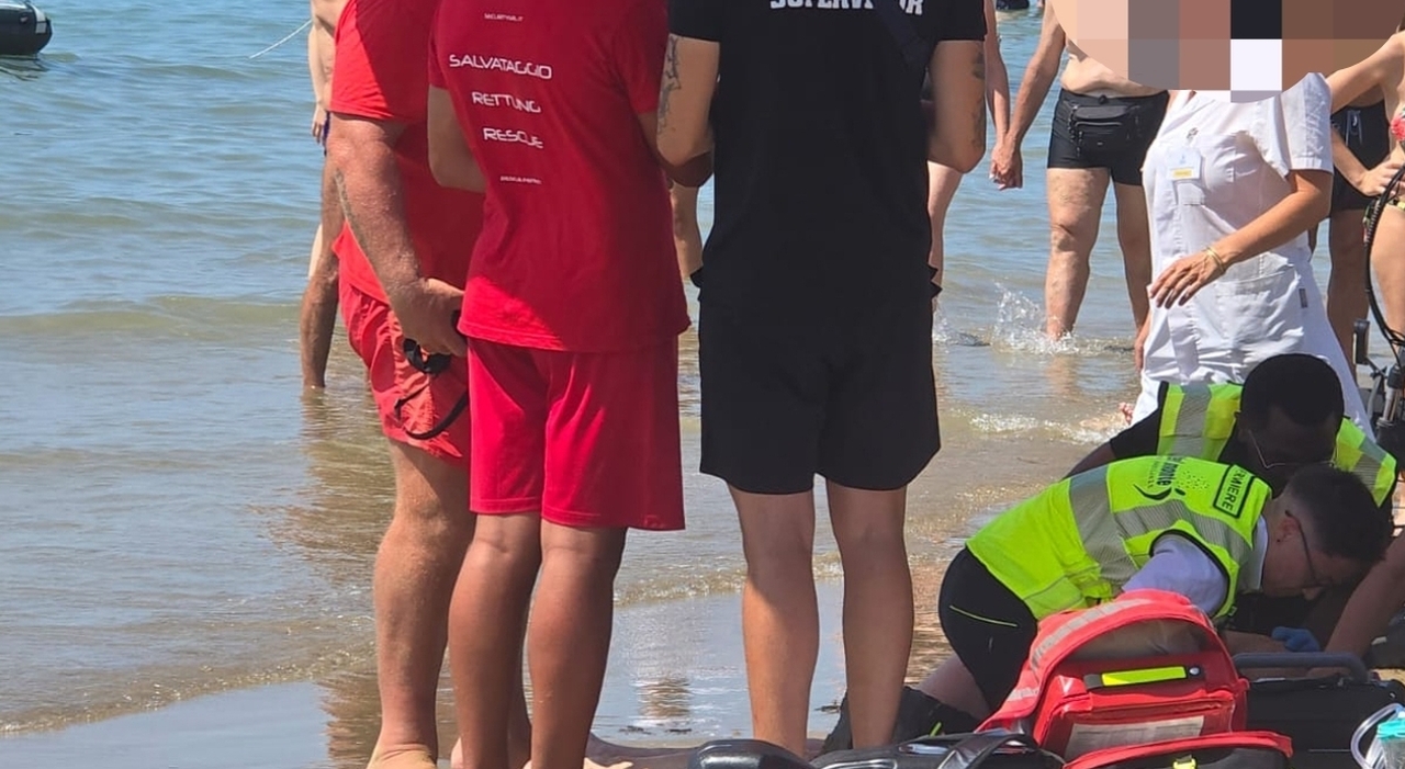malore in spiaggia turista si accascia sul bagnasciuga con la testa in acqua e rischia di annegare salvata dal genero e dai bagnini