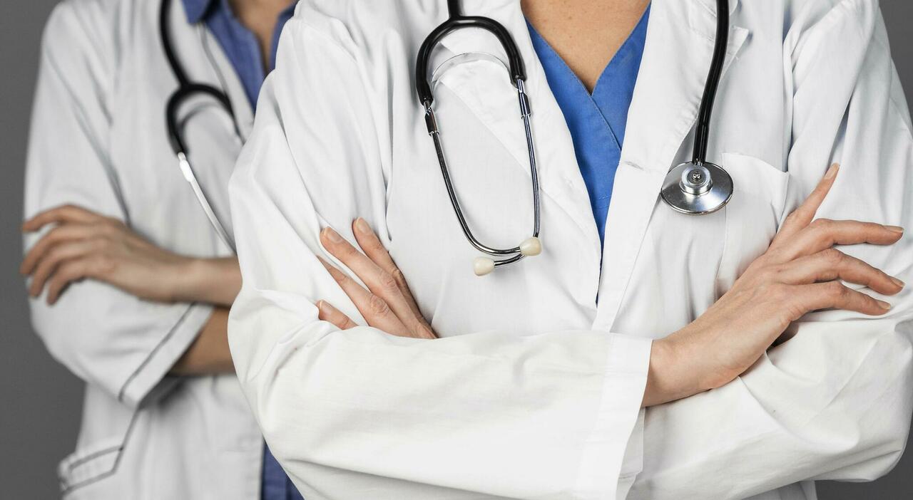 https://statics.cedscdn.it/photos/MED_HIGH/2025/06/29/8927119_29122259_medico_delle_femmine_all_ospedale_con_lo_stetoscopio.jpg