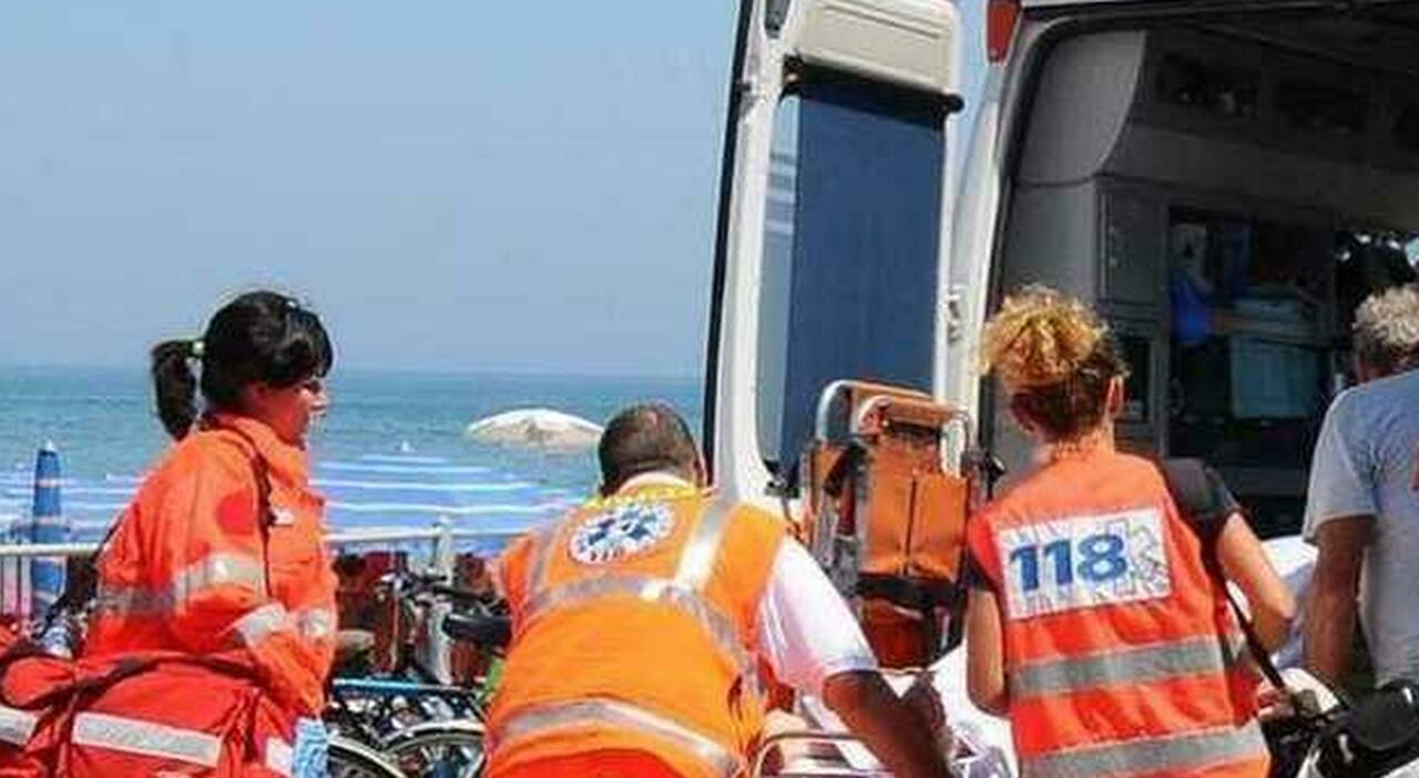 Domenica drammatica in Puglia, malore in spiaggia, muore 49enne. Tre ragazzi salvati dalle onde Domenica drammatica in Puglia, malore in spiaggia, muore 49enne. Tre ragazzi salvati dalle onde