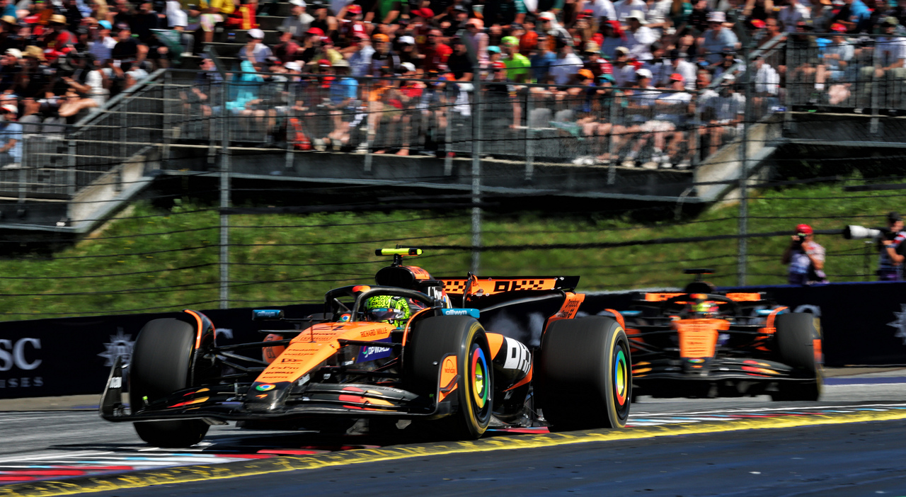 GP Austria, la diretta: Norris e Piastri divisi da 3", Leclerc e Hamilton lontani, ma tranquilli in terza e quarta posizione GP Austria, la diretta: Norris e Piastri divisi da 3", Leclerc e Hamilton lontani, ma tranquilli in terza e quarta posizione
