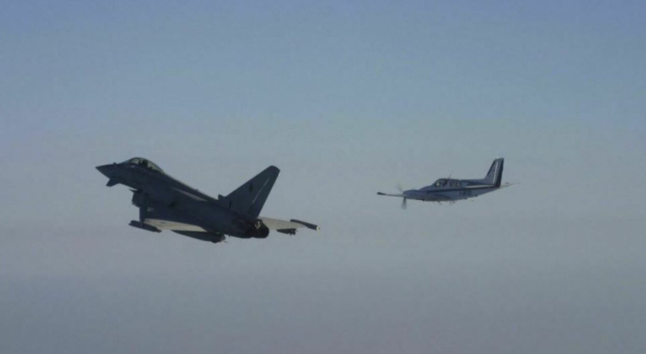 Scramble sul Mar Baltico, due caccia Eurofighter tedeschi intercettano aereo spia russo che non si faceva identificare: l Scramble sul Mar Baltico, due caccia Eurofighter tedeschi intercettano aereo spia russo che non si faceva identificare: l