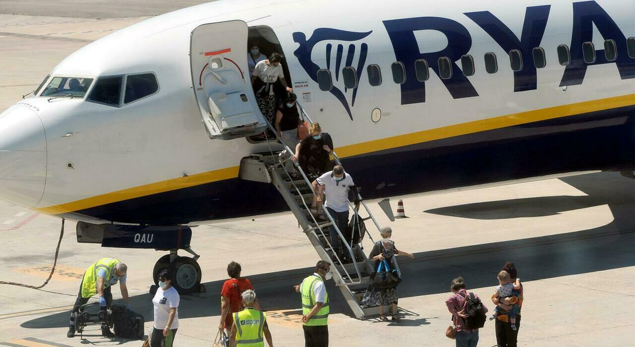 https://statics.cedscdn.it/photos/MED_HIGH/2025/06/29/8927207_29170442_ryanair_malori_volo_trapani_fiumicino.jpg