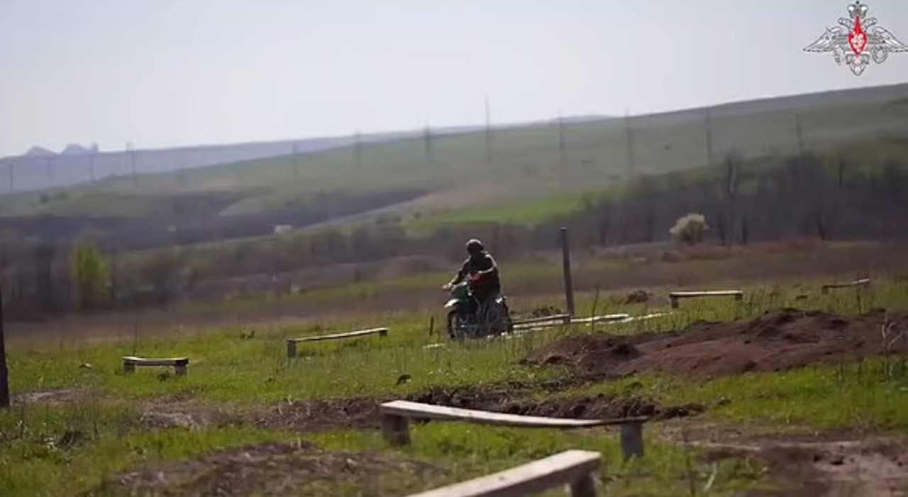 russia la nuova tattica in ucraina motociclisti suicidi per creare il caos al fronte nessuno torna mai indietro