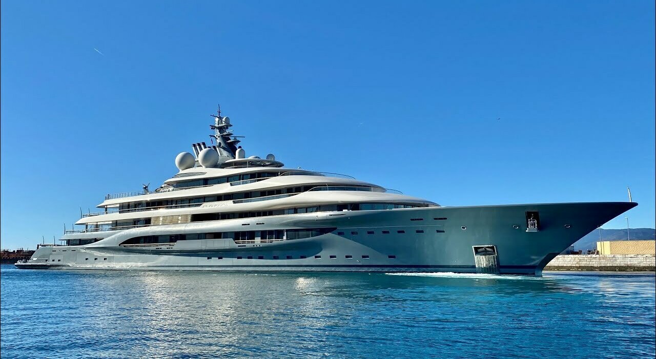 https://statics.cedscdn.it/photos/MED_HIGH/2025/06/29/8927221_29155725_flying_fox_yacht_charter_piu_costoso_mondo_olbia.jpg