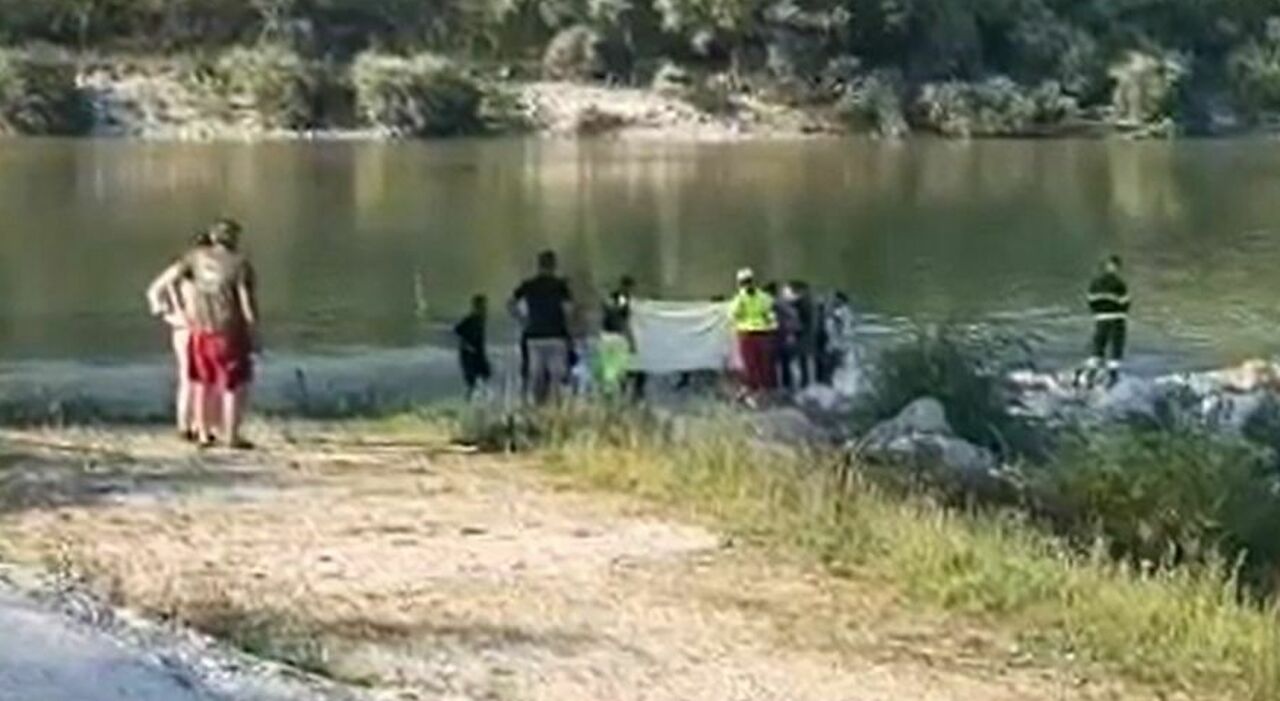 Bambina di 10 anni si tuffa nel Piave con i fratelli e annega. Ritrovato il corpo della piccola: era rimasto bloccato tra i grossi massi del fiume Bambina di 10 anni si tuffa nel Piave con i fratelli e annega. Ritrovato il corpo della piccola: era rimasto bloccato tra i grossi massi del fiume