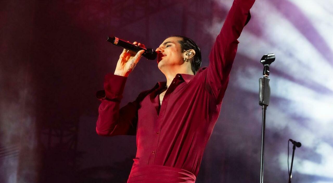 Achille Lauro, il concerto al Circo Massimo: «Sono un flipper impazzito e un anarchico». E tra un anno la prima allo stadio Olimpico Achille Lauro, il concerto al Circo Massimo: «Sono un flipper impazzito e un anarchico». E tra un anno la prima allo stadio Olimpico