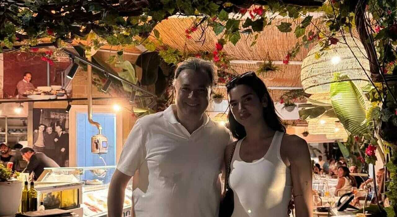 https://statics.cedscdn.it/photos/MED_HIGH/2025/06/29/8927474_29202137_dua_lipa_marechiaro_cena_menu.jpg