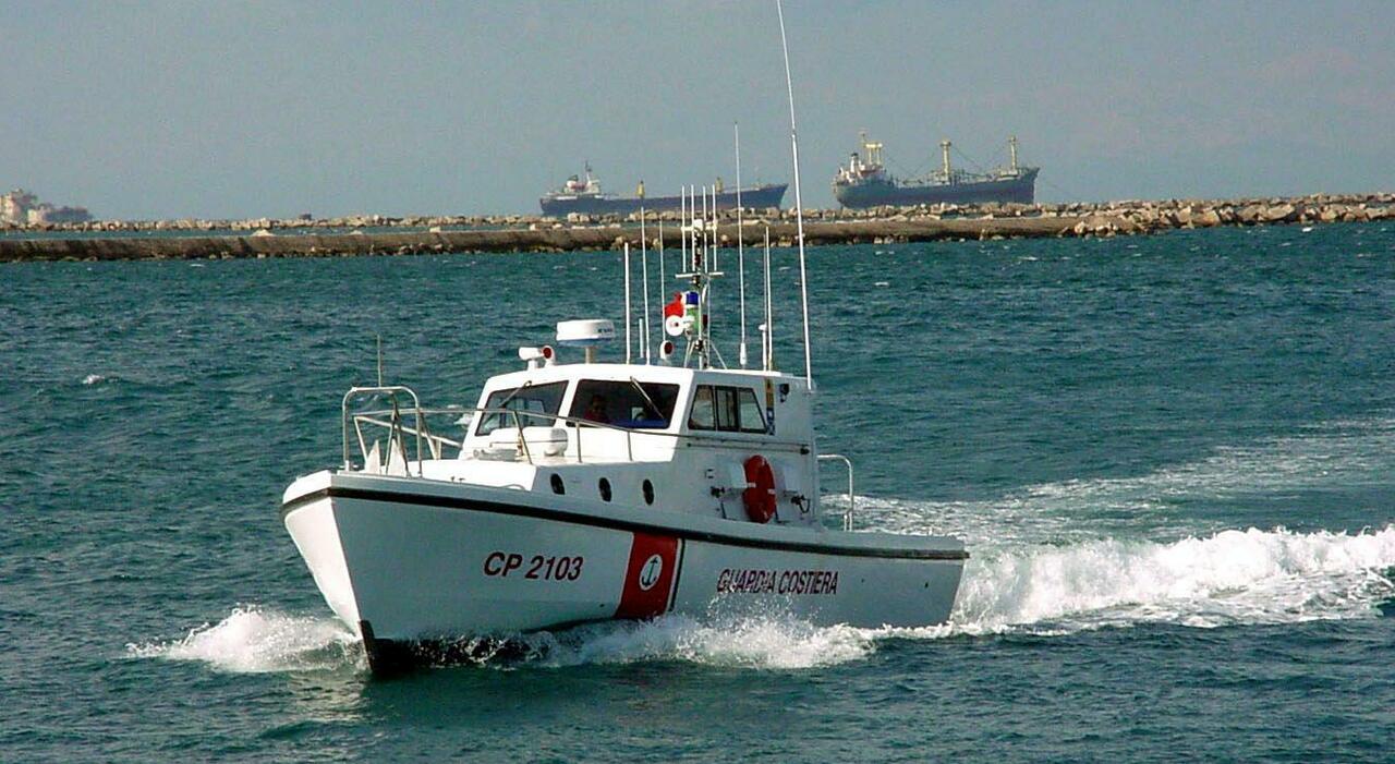 Tre dispersi in mare, ricerche della Capitaneria di Porto Tre dispersi in mare, ricerche della Capitaneria di Porto