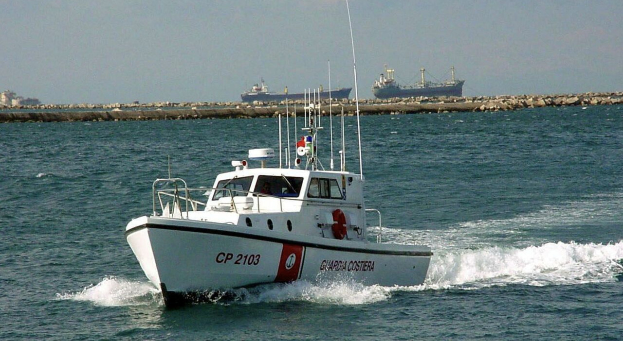 Taranto, scomparsi in mare tre uomini usciti in barca: ricerche senza sosta Taranto, scomparsi in mare tre uomini usciti in barca: ricerche senza sosta