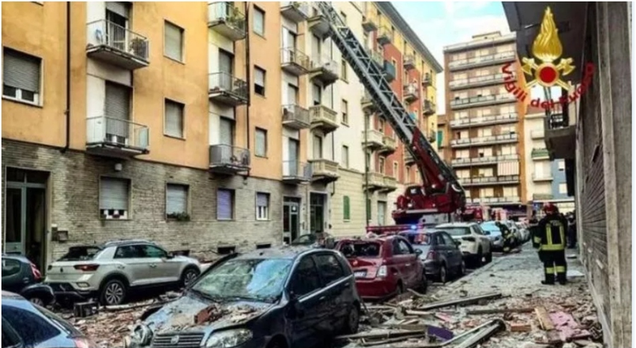 Esplosione in un appartamento a Torino, cinque feriti (un ragazzo è grave). «Si cerca un disperso» Esplosione in un appartamento a Torino, cinque feriti (un ragazzo è grave). «Si cerca un disperso»
