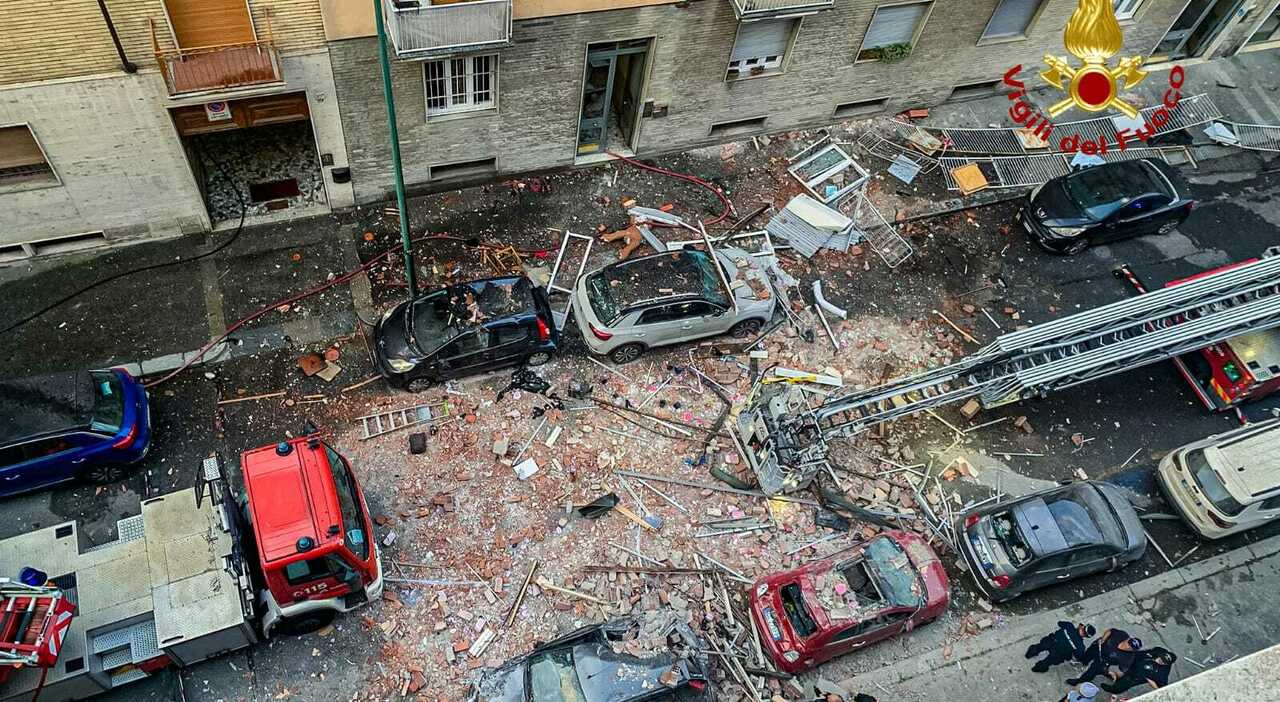 Esplosione in un appartamento a Torino, cinque feriti (12enne è grave). «Le fiamme partite dalla mansarda»