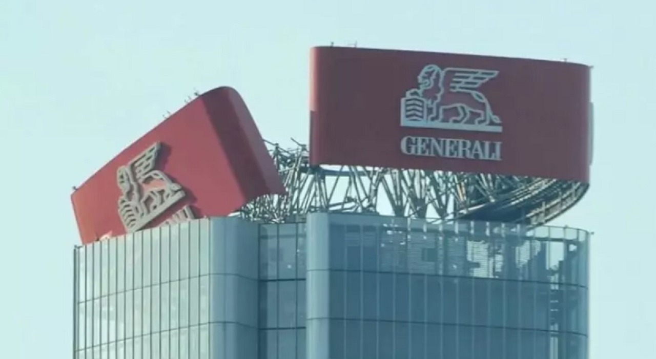 Insegna di Generali collassa sul grattacielo a Milano, pericolo crollo: vigili del fuoco al lavoro Insegna di Generali collassa sul grattacielo a Milano, pericolo crollo: vigili del fuoco al lavoro