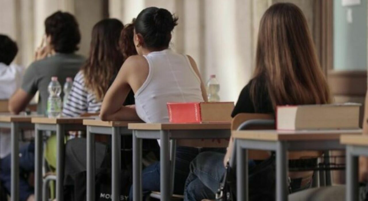 Molesta una studentessa 16enne, prof sospeso. La mano sulla coscia e i messaggi su WhatsApp: «Sei più bella se dimagrisci» Molesta una studentessa 16enne, prof sospeso. La mano sulla coscia e i messaggi su WhatsApp: «Sei più bella se dimagrisci»