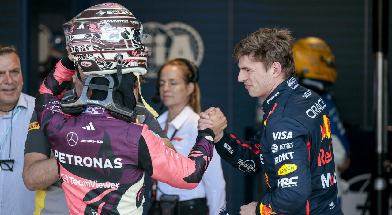 Kimi Antonelli di spalle e Max Verstappen