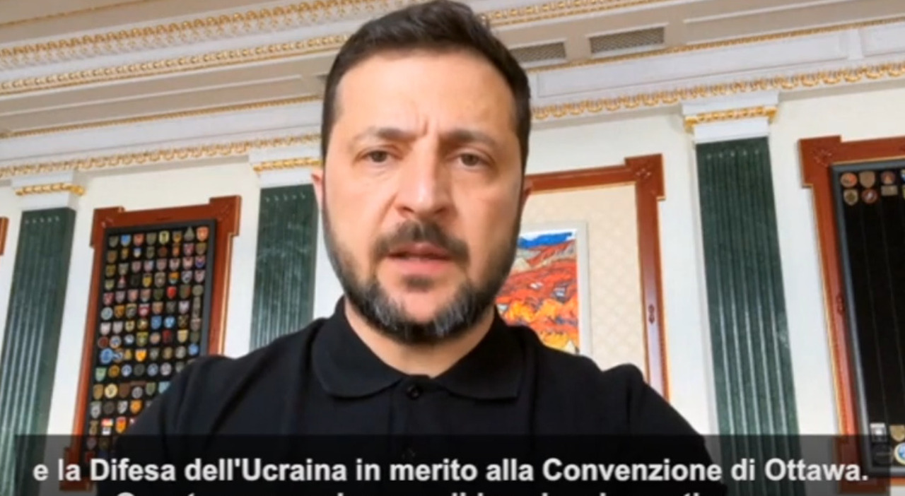 https://statics.cedscdn.it/photos/MED_HIGH/2025/06/30/8928824_30125505_zelensky_trattato_ottawa_mine_antiuomo_russia.jpg