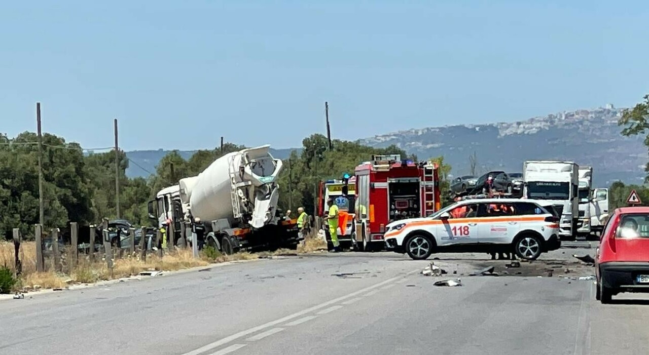 scontro tra una betoniera e un auto due morti