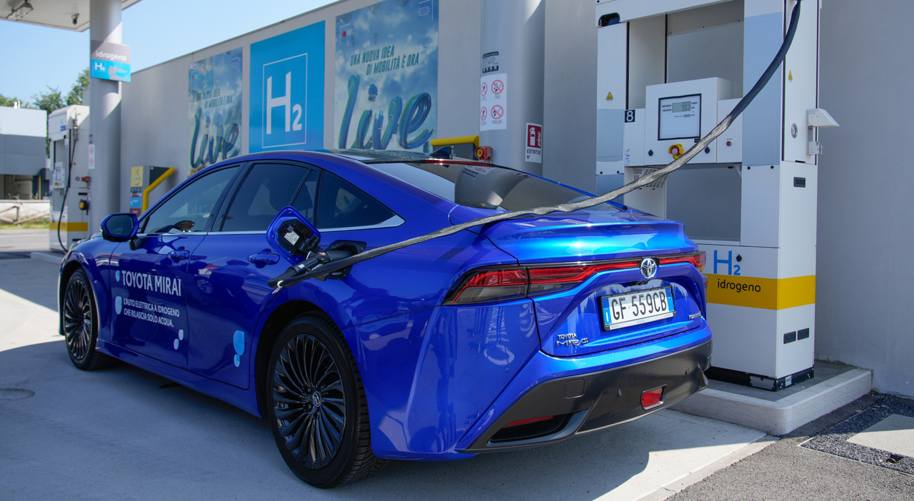 La Mirai fa il pieno di idrogeno