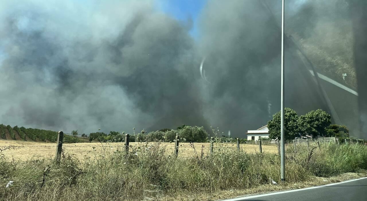 Incendio a Piana del Sole, fiamme verso Fiumicino: chiuso svincolo per l Incendio a Piana del Sole, fiamme verso Fiumicino: chiuso svincolo per l