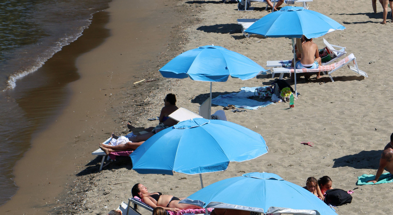 Terremoto Campi Flegrei, i bagnanti sfidano la paura: «Scossa lunga ma siamo rimasti al mare» Terremoto Campi Flegrei, i bagnanti sfidano la paura: «Scossa lunga ma siamo rimasti al mare»